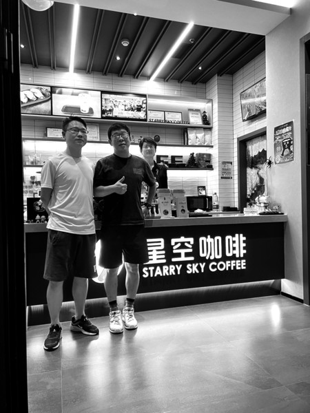 刘聪(中)在厦门市的公益咖啡馆 受访者供图